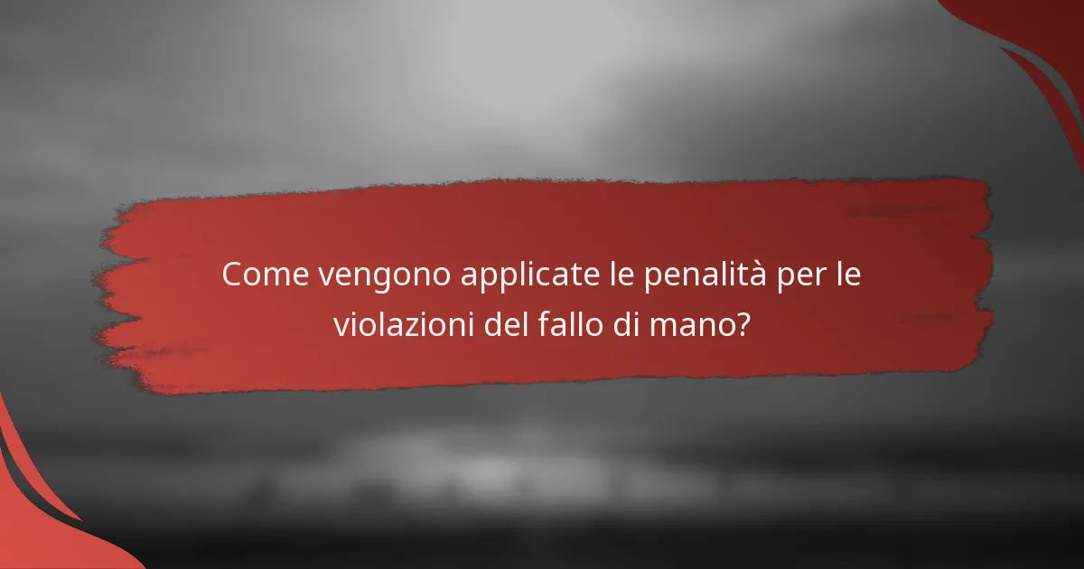 Come vengono applicate le penalità per le violazioni del fallo di mano?